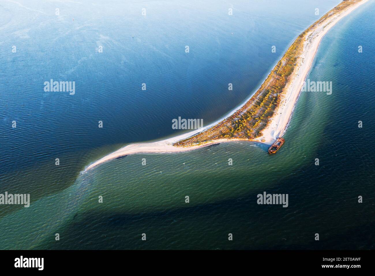 Ancien naufrage Péniche en béton armé abandonnée, stand sur la plage sur la côte de la mer Noire dans la péninsule de Kinburn, en Ukraine Banque D'Images