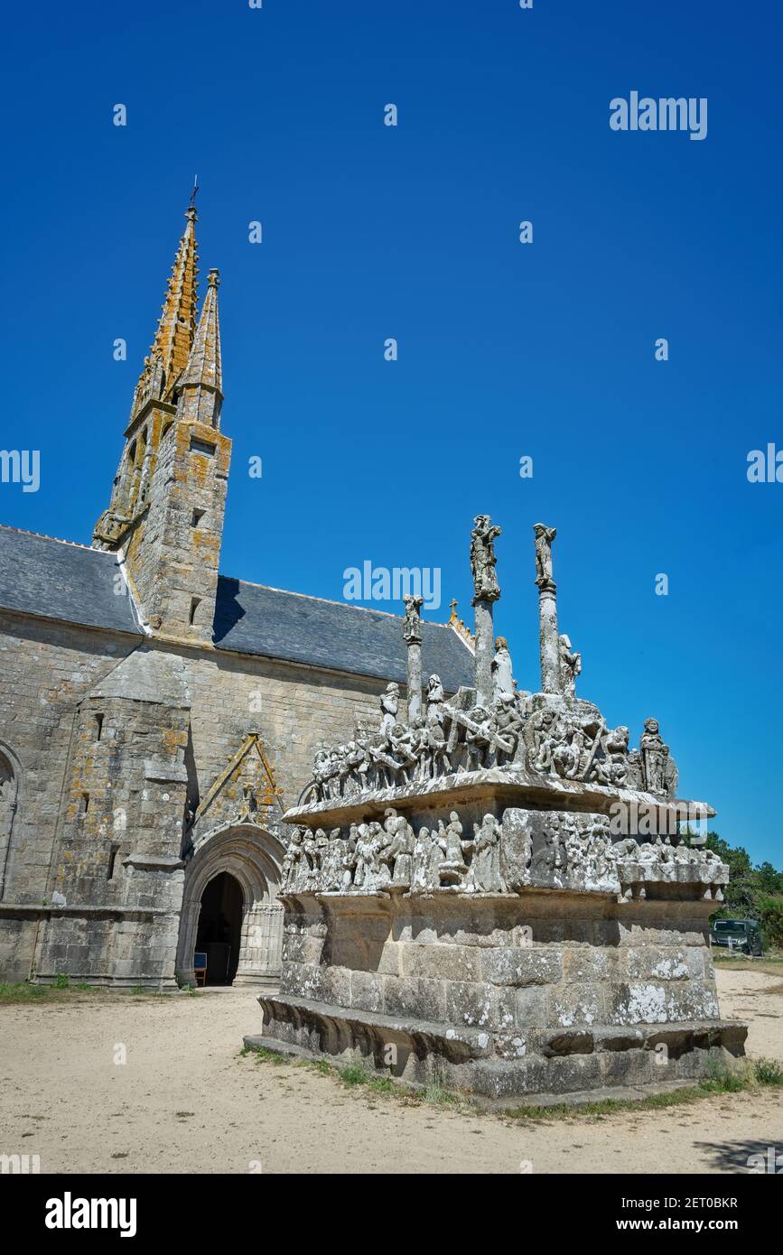 Calvaire et chapelle notre Dame de Tronoen dans le Finistère, Bretagne Banque D'Images