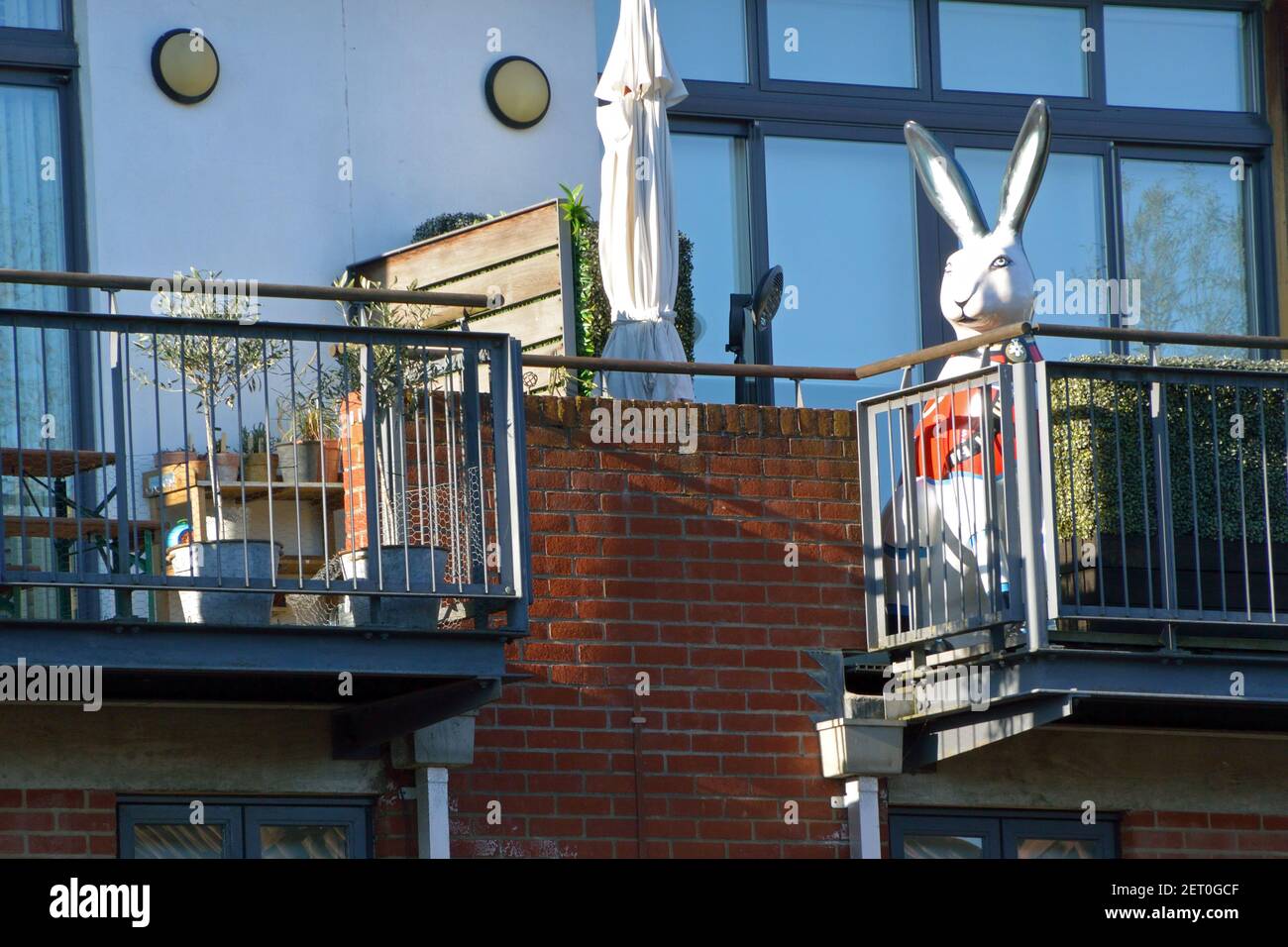 Sculpture de lièvre en marche de 2018 Norwich GoGo Hres Trail sur une véranda surplombant la rivière Wensm à Norwich, Royaume-Uni Banque D'Images