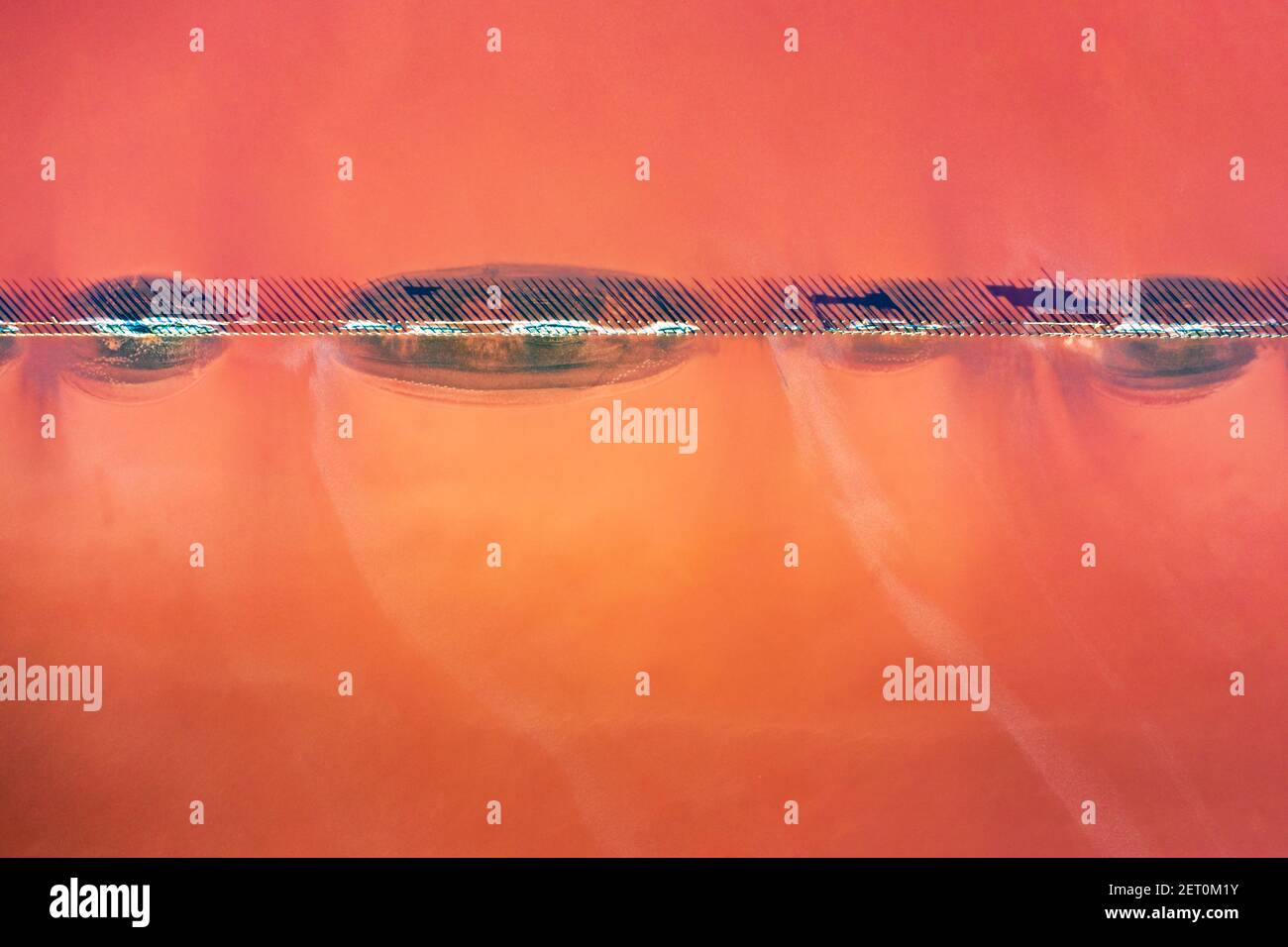 Vue abstraite de l'eau salée du lac rose provenant du drone. Concept de couleur de la nature créative. Arrière-plan de la vue de dessus Banque D'Images Vue abstraite de l'eau salée du lac rose provenant du drone. Concept de couleur de la nature créative. Arrière-plan de la vue de dessus Banque D'Images