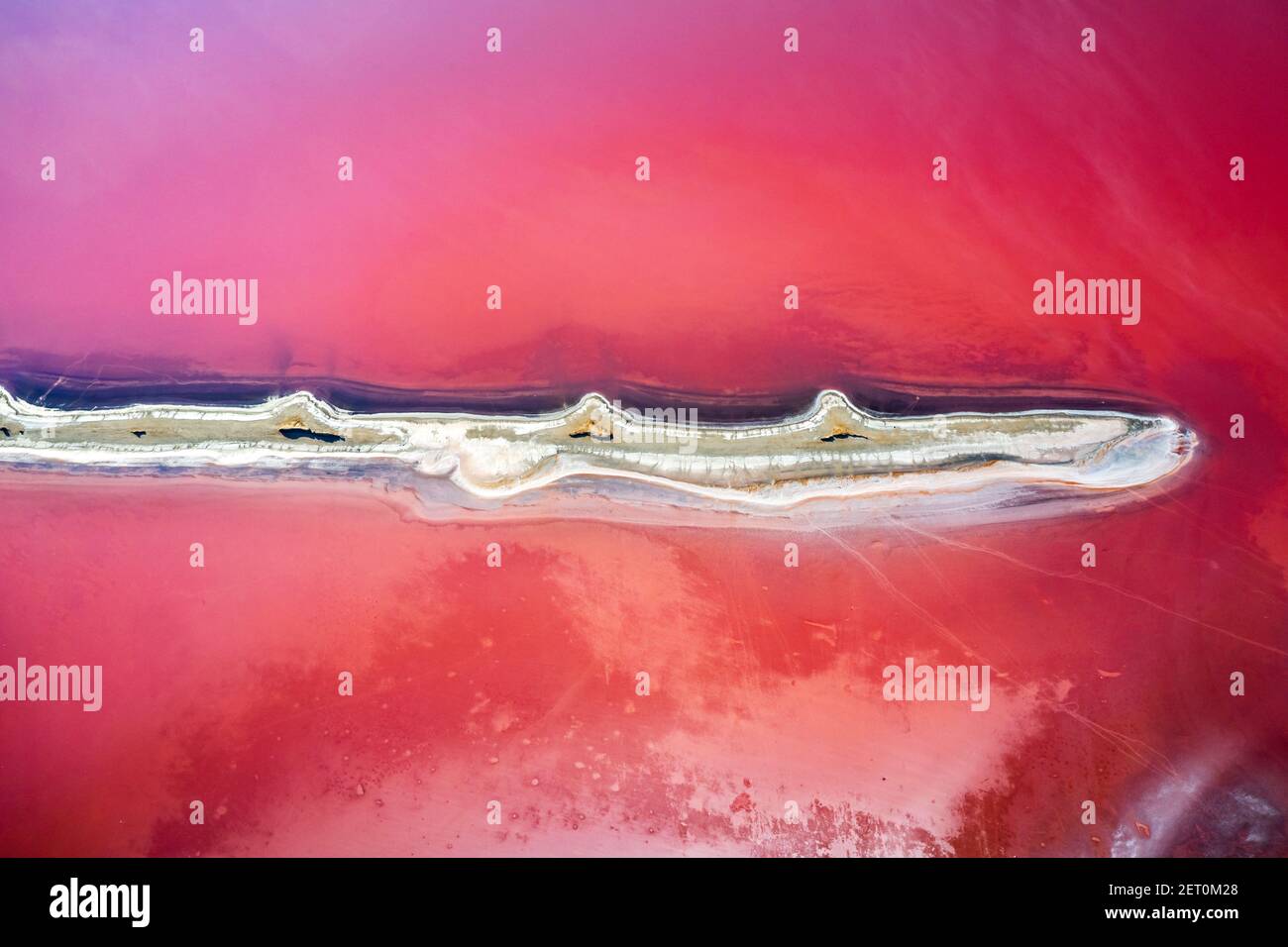 Vue abstraite de l'eau salée du lac rose provenant du drone. Concept de couleur de la nature créative. Arrière-plan de la vue de dessus Banque D'Images