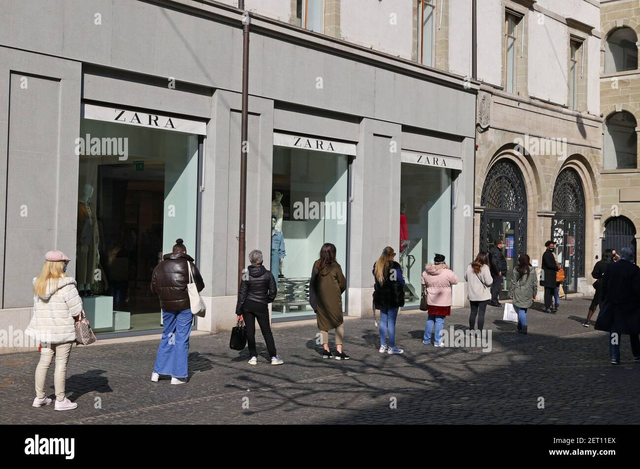 Des personnes font la queue devant le magasin Zara le jour de la  réouverture, pendant l'épidémie de coronavirus (COVID-19) à Genève, en  Suisse, le 1er mars 2021. REUTERS/Denis Balibouse Photo Stock -