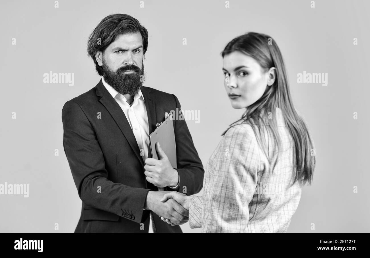 accueil. homme et femme avec dossier de documents de bureau. coopérer dans les affaires. partenariat réussi et travail d'équipe. couple en réunion d'affaires. signature d'un contrat. confiance des pdg. Banque D'Images