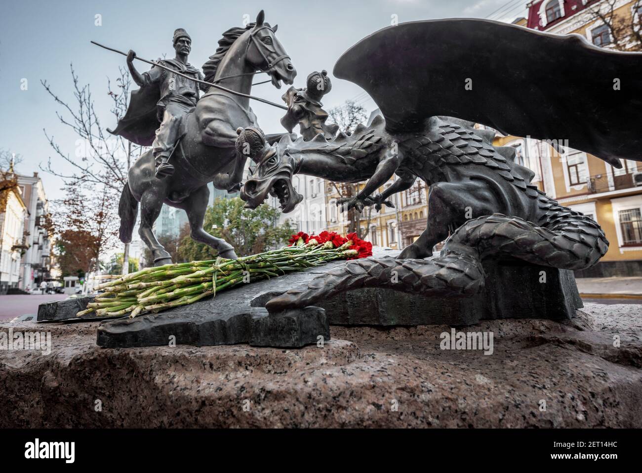 Le Cossack Winner monument - Ukrainien Cossack lance un dragon à deux têtes - Kiev, Ukraine Banque D'Images