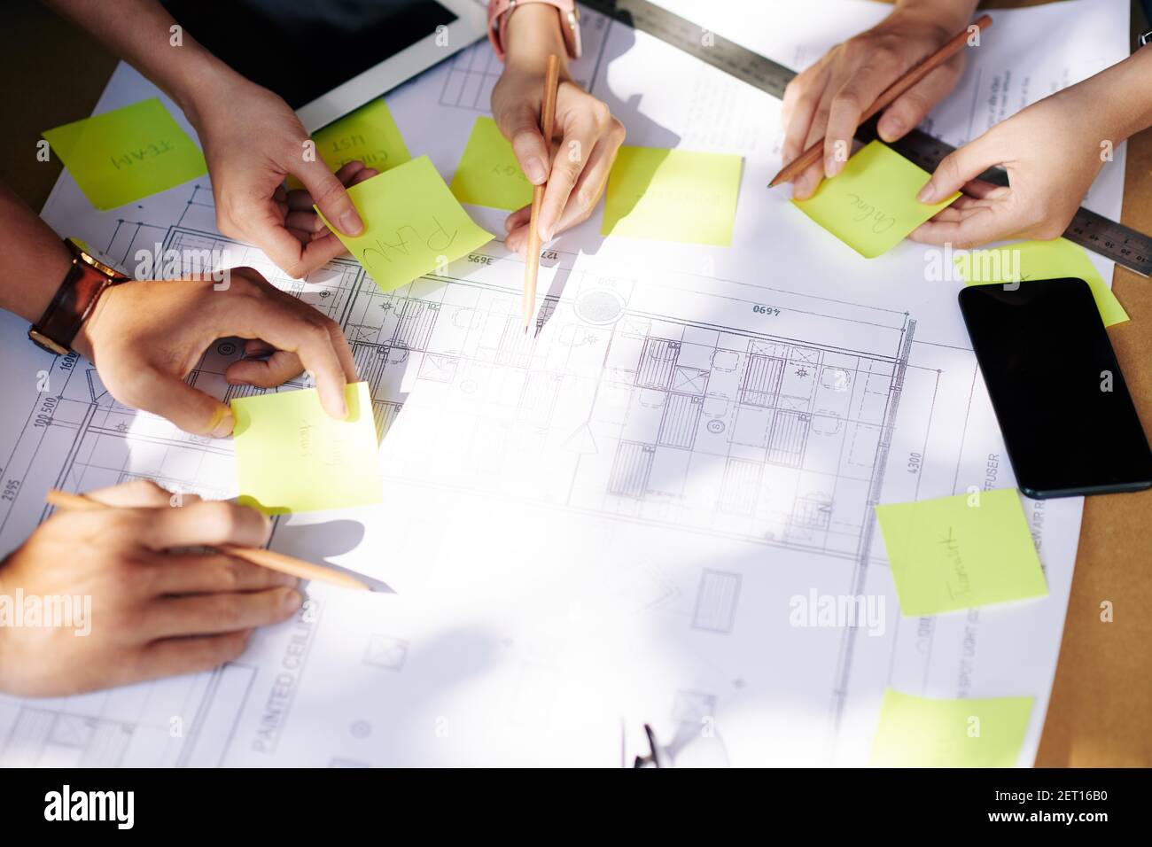 Équipe créative travaillant avec Blueprint Banque D'Images