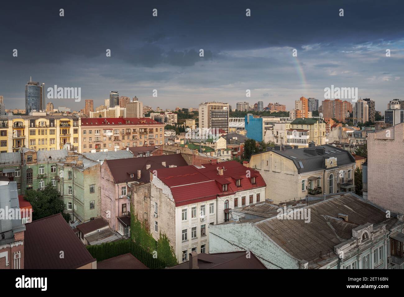 Vue aérienne des bâtiments de Kiev avec un arc-en-ciel en arrière-plan - Kiev, Ukraine Banque D'Images