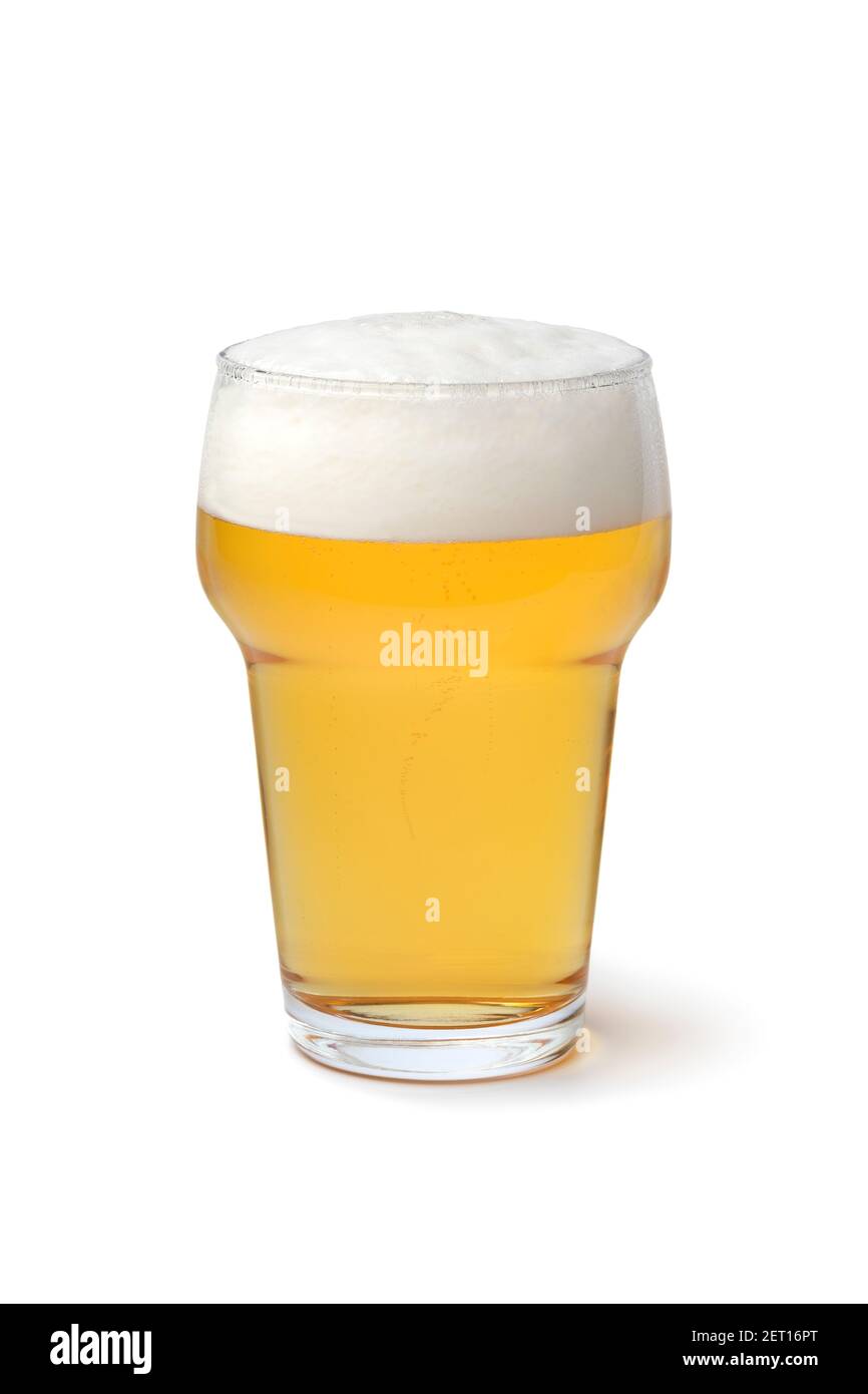 Un seul verre de bière hollandaise fraîche et froide, isolé sur fond blanc Banque D'Images