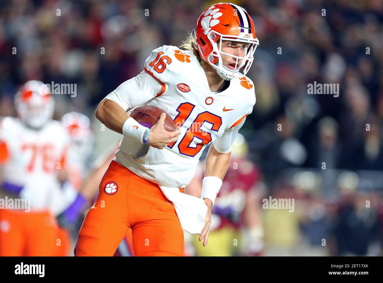 10 novembre 2018 ; Chestnut Hill, ma, États-Unis ; Le quarterback des Tigres Clemson Trevor Lawrence (16) court avec le ballon pendant le match de football de la NCAA entre les Tigres Clemson et les Eagles du Boston College au stade Alumni. Clemson défait le Boston College 27-7. Anthony Nesmith/(photo d'Anthony Nesmith/CSM/Sipa USA) Banque D'Images