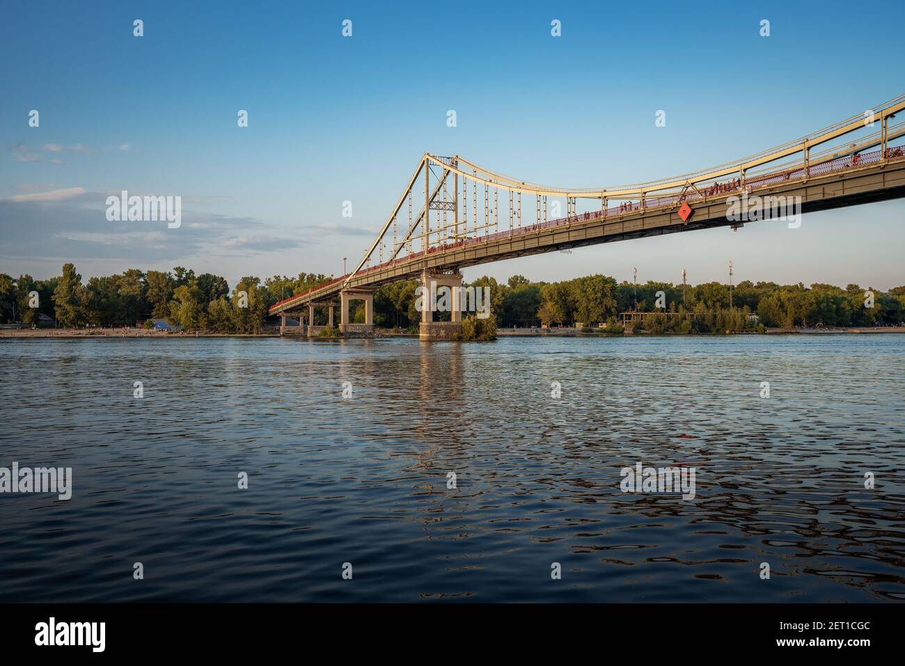 Rivière Dnieper et pont piétonnier de Parkovy - Kiev, Ukraine Banque D'Images