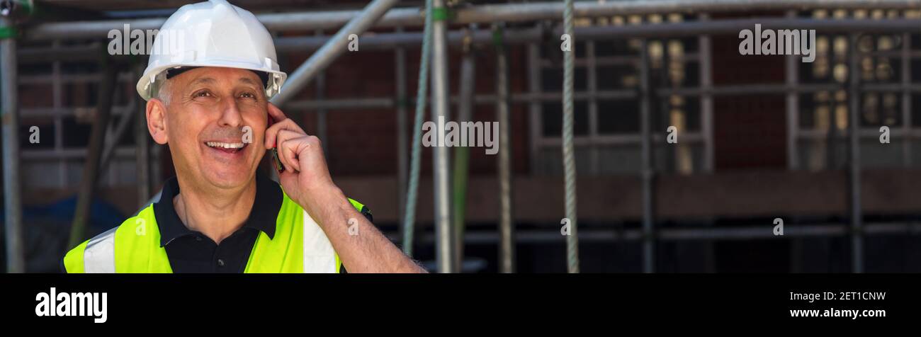 Bannière Web panoramique homme constructeur, ouvrier de construction, entrepreneur ou architecte sur le chantier parlant sur son téléphone cellulaire en-tête panoramique Banque D'Images
