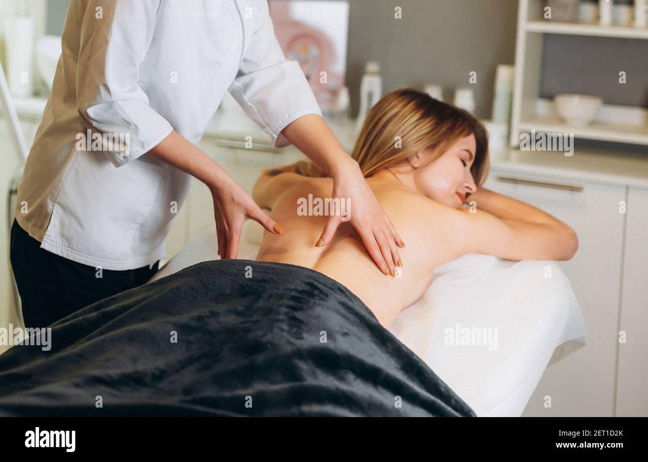 Jeune femme au Spa salon. Une femme se détend au spa. Massage du corps au spa, femme, soins des mains, femme, massage thaïlandais au spa Banque D'Images