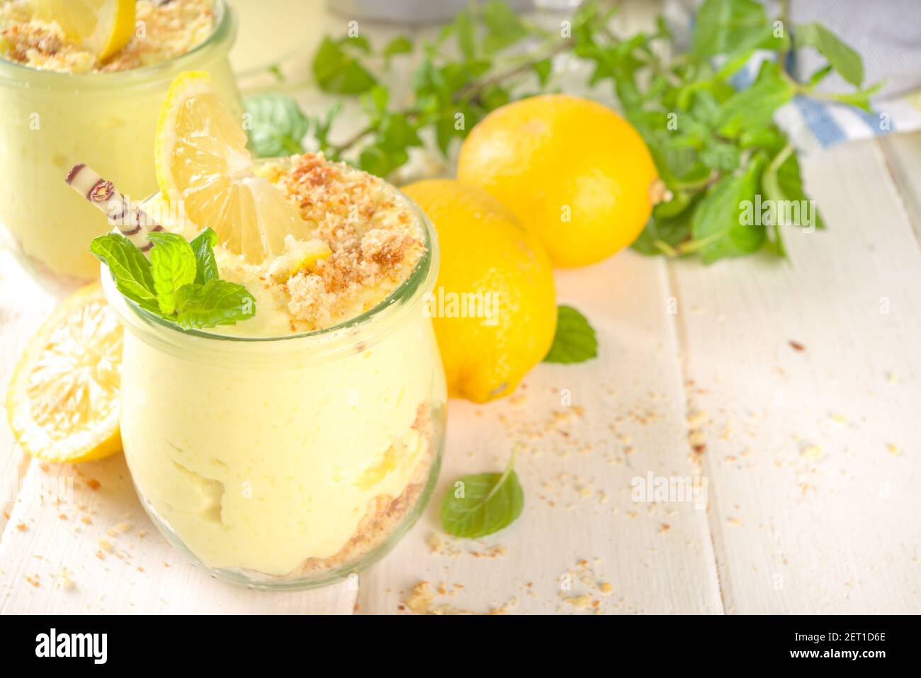 Pas de cheesecake au citron maison avec menthe dans un petit millésime bocaux Banque D'Images