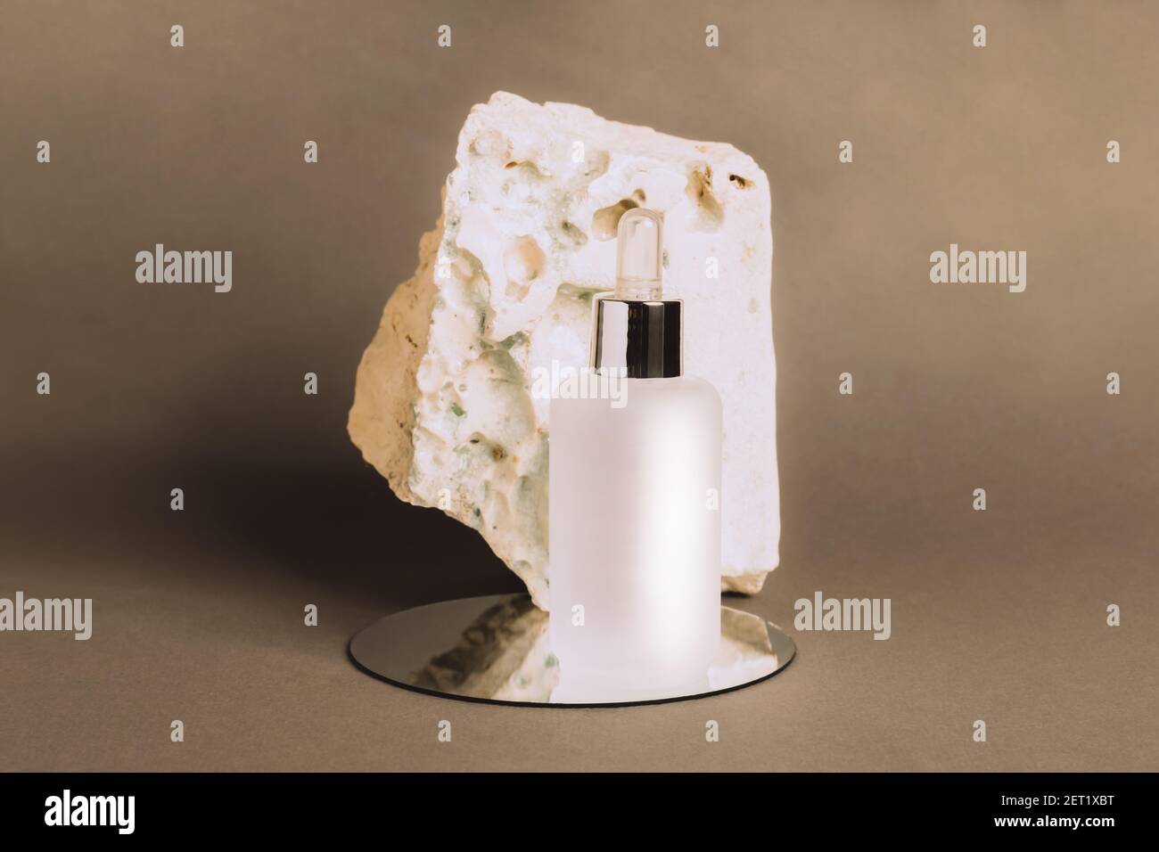 Une bouteille de gel de sérum d'un produit cosmétique sur le podium en matériaux naturels. Cosmétiques naturels biologiques DE SPA. Espace de copie de la vue avant Banque D'Images