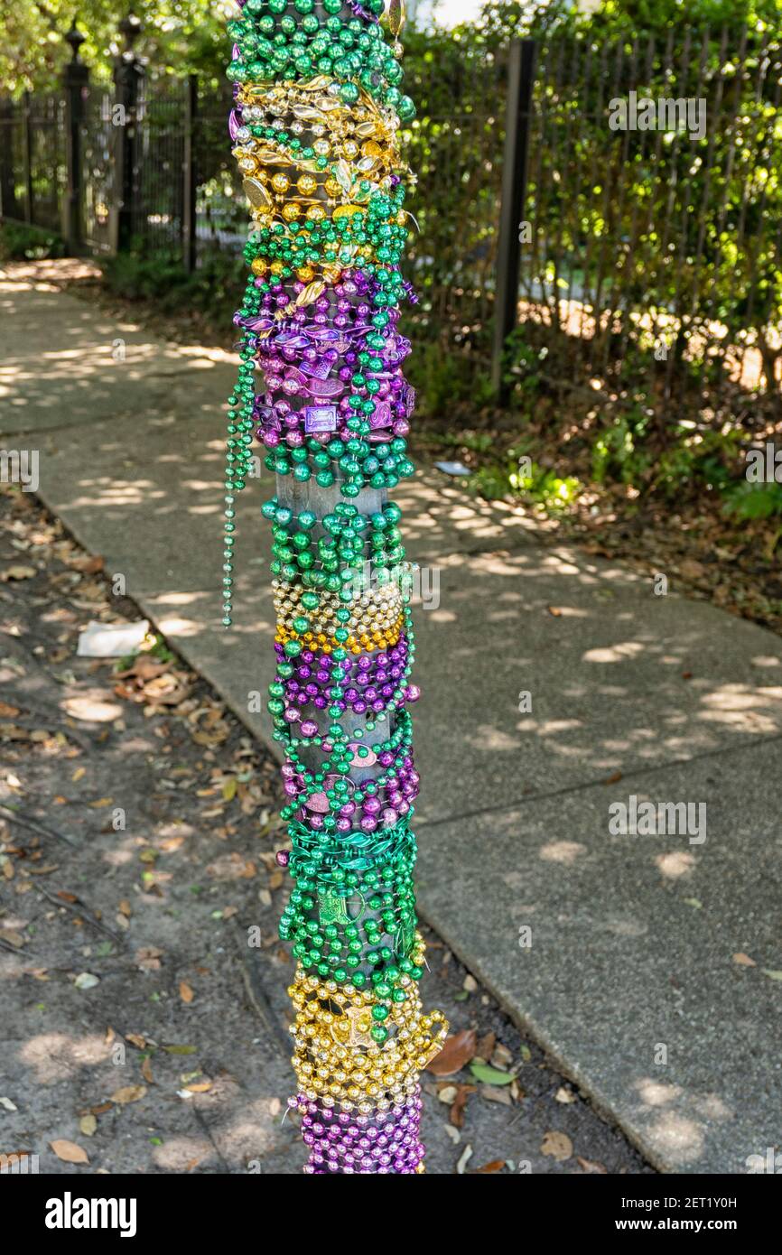 Perles colorées accrochés autour d'un lampadaire à la Nouvelle-Orléans le lancement de perles et de faux bijoux, des flotteurs de parade à ceux qui regardent vers le bas, est le th Banque D'Images