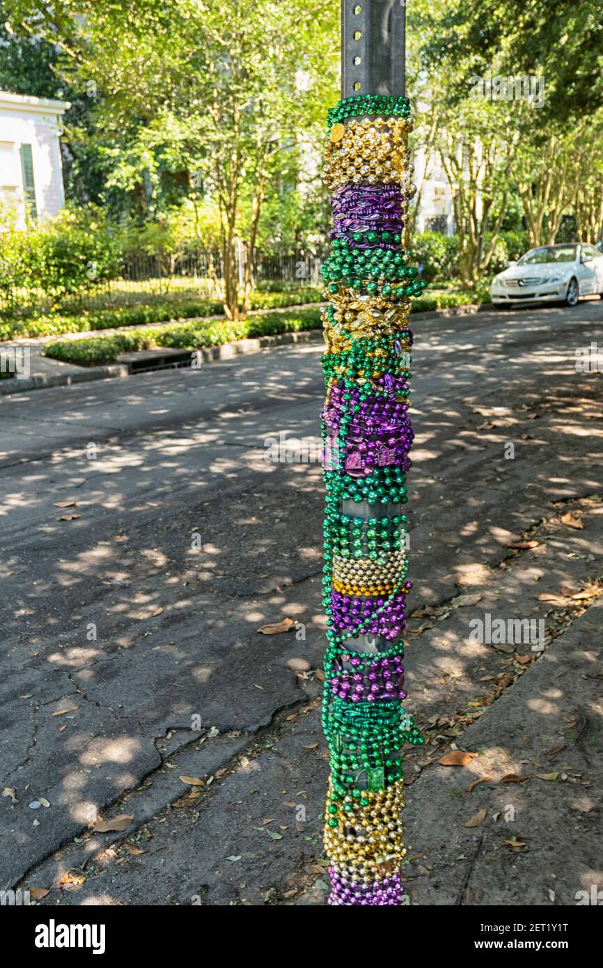 Perles colorées accrochés autour d'un lampadaire à la Nouvelle-Orléans le lancement de perles et de faux bijoux, des flotteurs de parade à ceux qui regardent vers le bas, est le th Banque D'Images