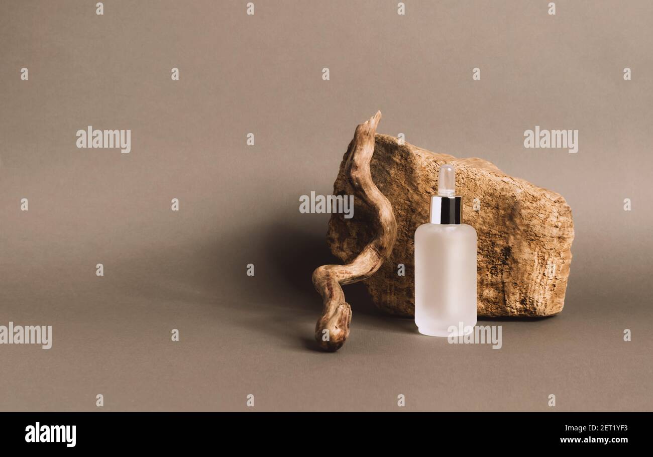 Une bouteille de gel de sérum d'un produit cosmétique sur le podium en matériaux naturels. Cosmétiques naturels biologiques DE SPA. Espace de copie de la vue avant Banque D'Images