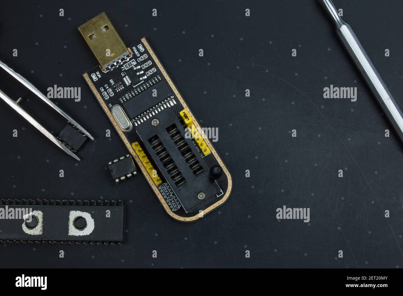 programmateur avec mémoire micropuce insérée. réparation électronique radio Banque D'Images