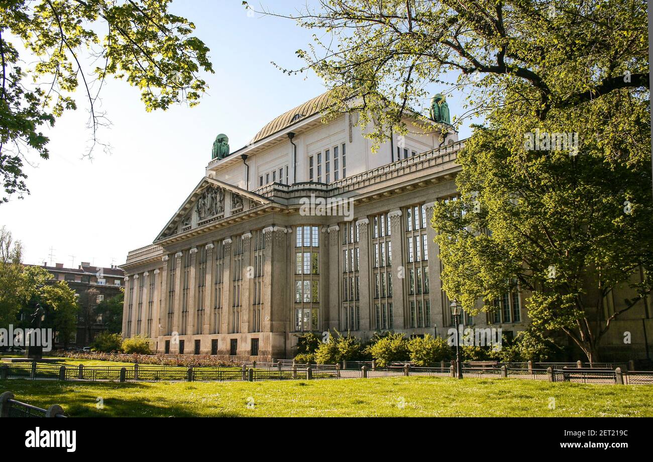 Zagreb, Croatie, Republika Hrvatska. Les Archives publiques, construites en 1907, sont le bâtiment où sont stockés les archives des entités publiques et privées. Banque D'Images