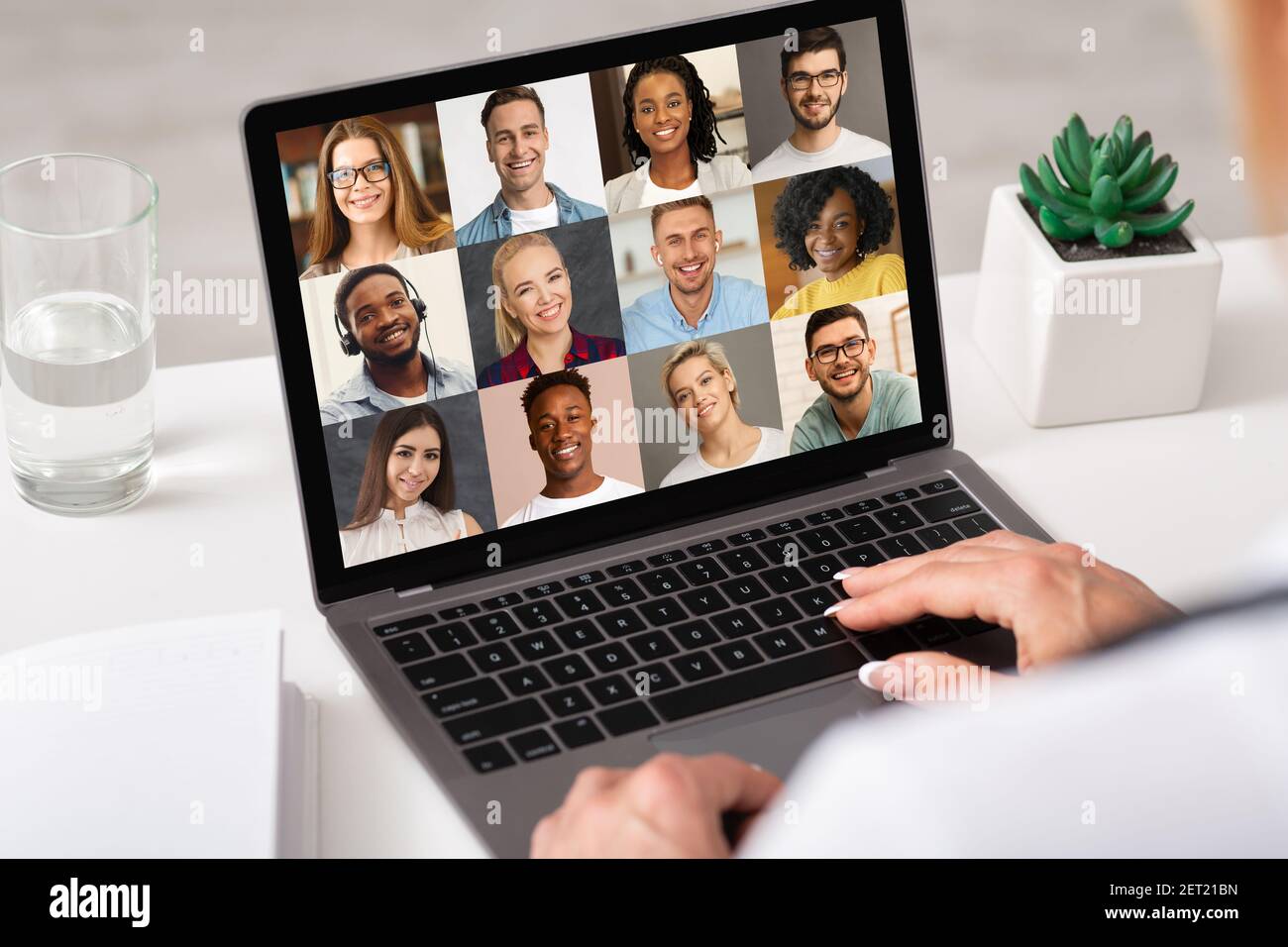 Divers hommes d'affaires ayant des conversations de web conférence par appel vidéo ordinateur portable Banque D'Images