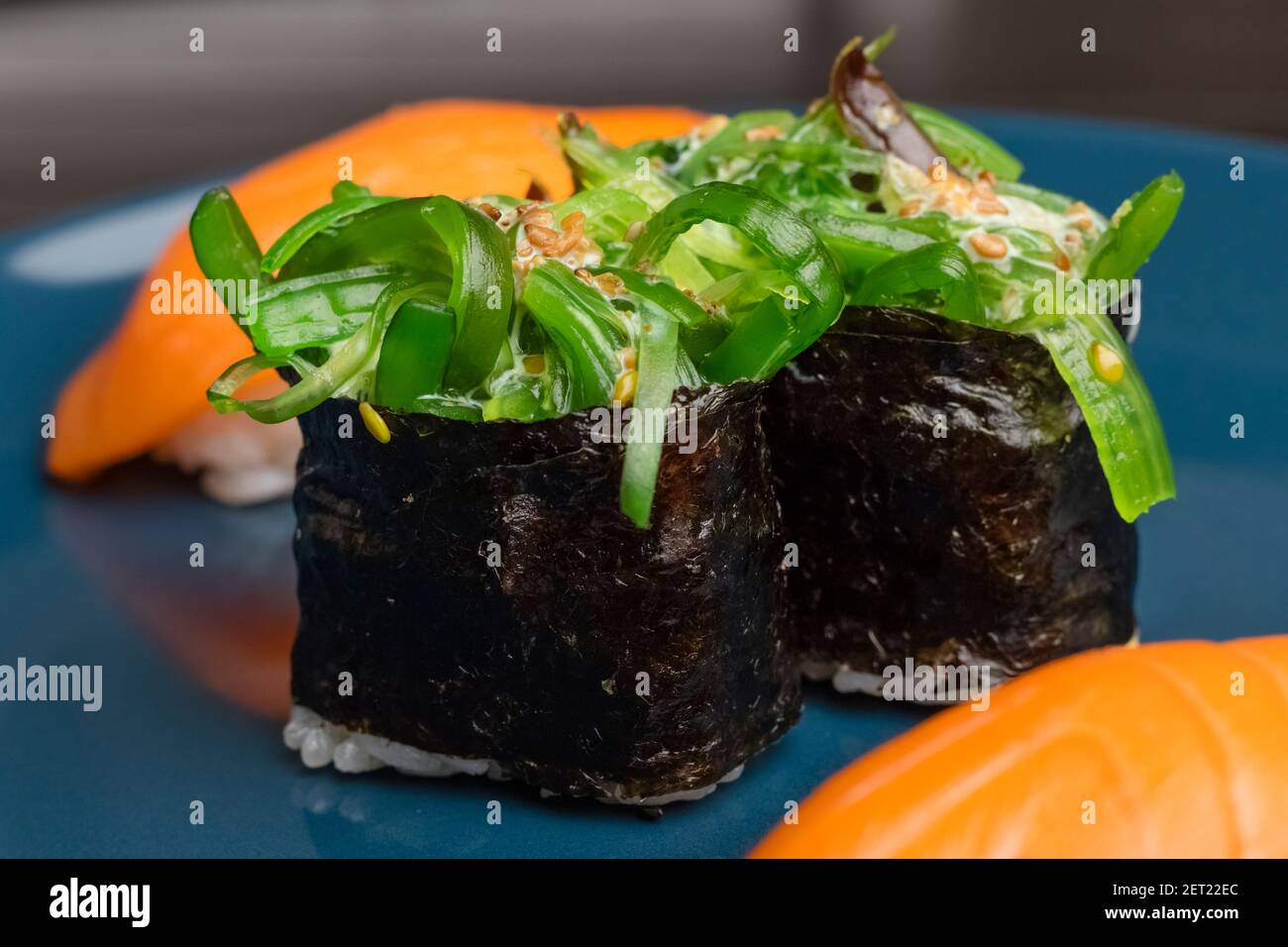 Chukka gunkan, sushi et petits pains sur une assiette bleue. Il sert de la cuisine japonaise Banque D'Images