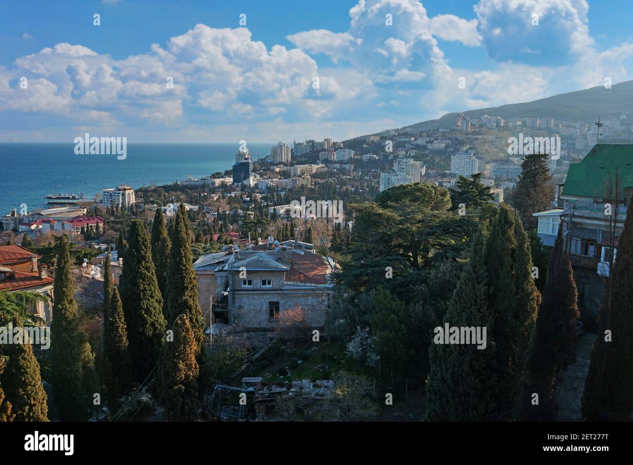 Paysage urbain avec vue sur les bâtiments et les rues. Yalta, Crimée Banque D'Images