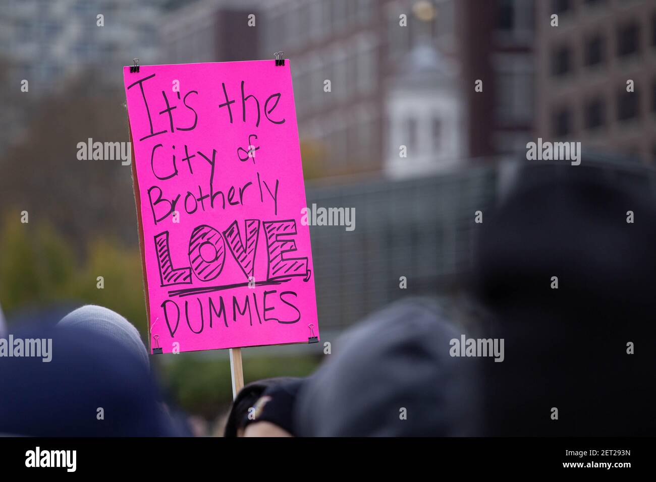 Les manifestants se rassemblent au centre commercial Independence Mall de Philadelphie en réponse au rassemblement « We the People » qui se tiendra de l'autre côté de la rue et qui devrait attirer des membres de groupes d'extrême-droite, dont les « Pères Boys » et les participants de Unite the Right, le 17 novembre 2018. (Photo de Michael Candelori/Sipa USA) Banque D'Images