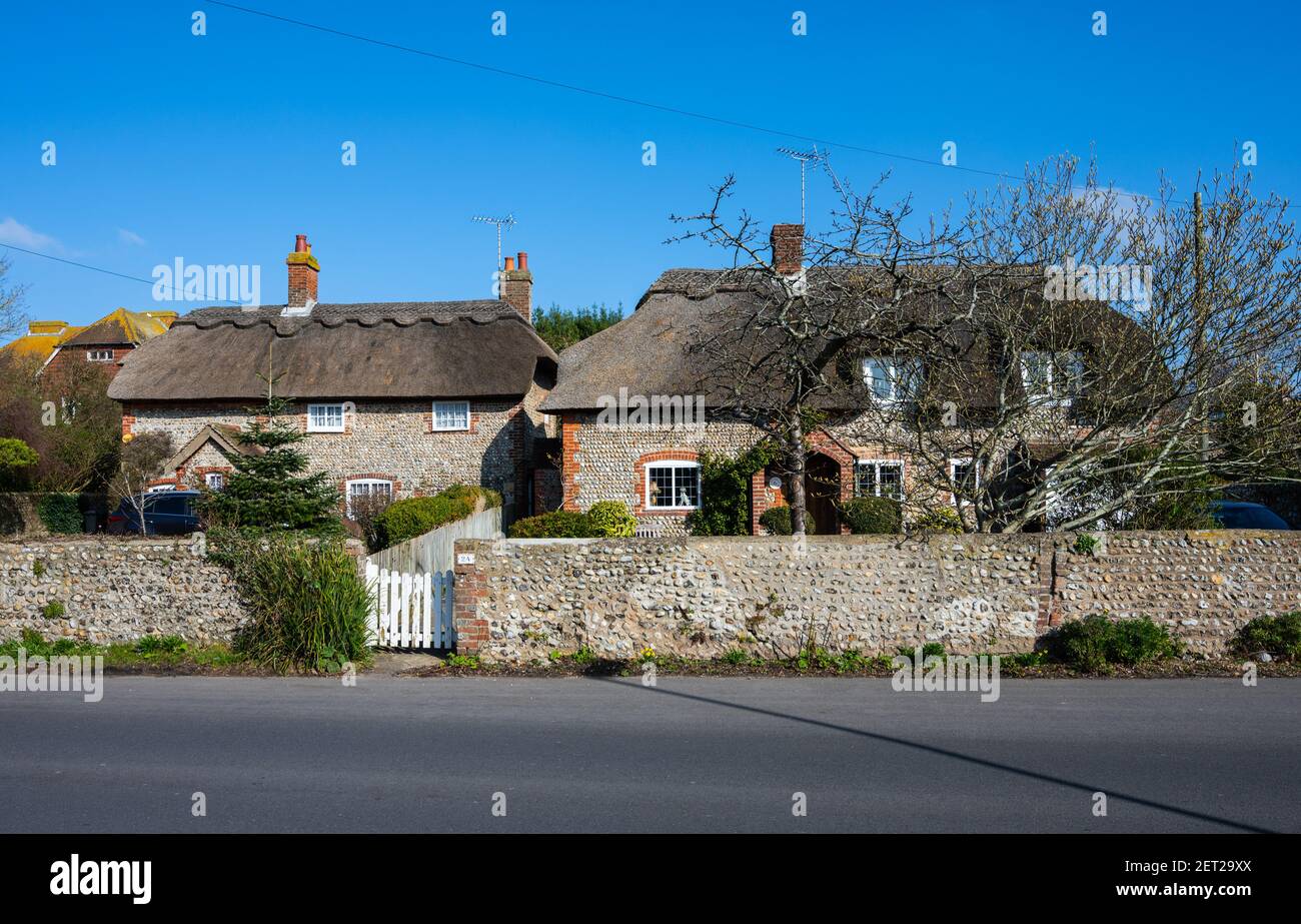 Mitshells Cottage & Garden Cottage on the Street, Rustington, West Sussex, Royaume-Uni. Cottages britanniques du XVIIIe siècle classés grade II avec toits de chaume. Banque D'Images