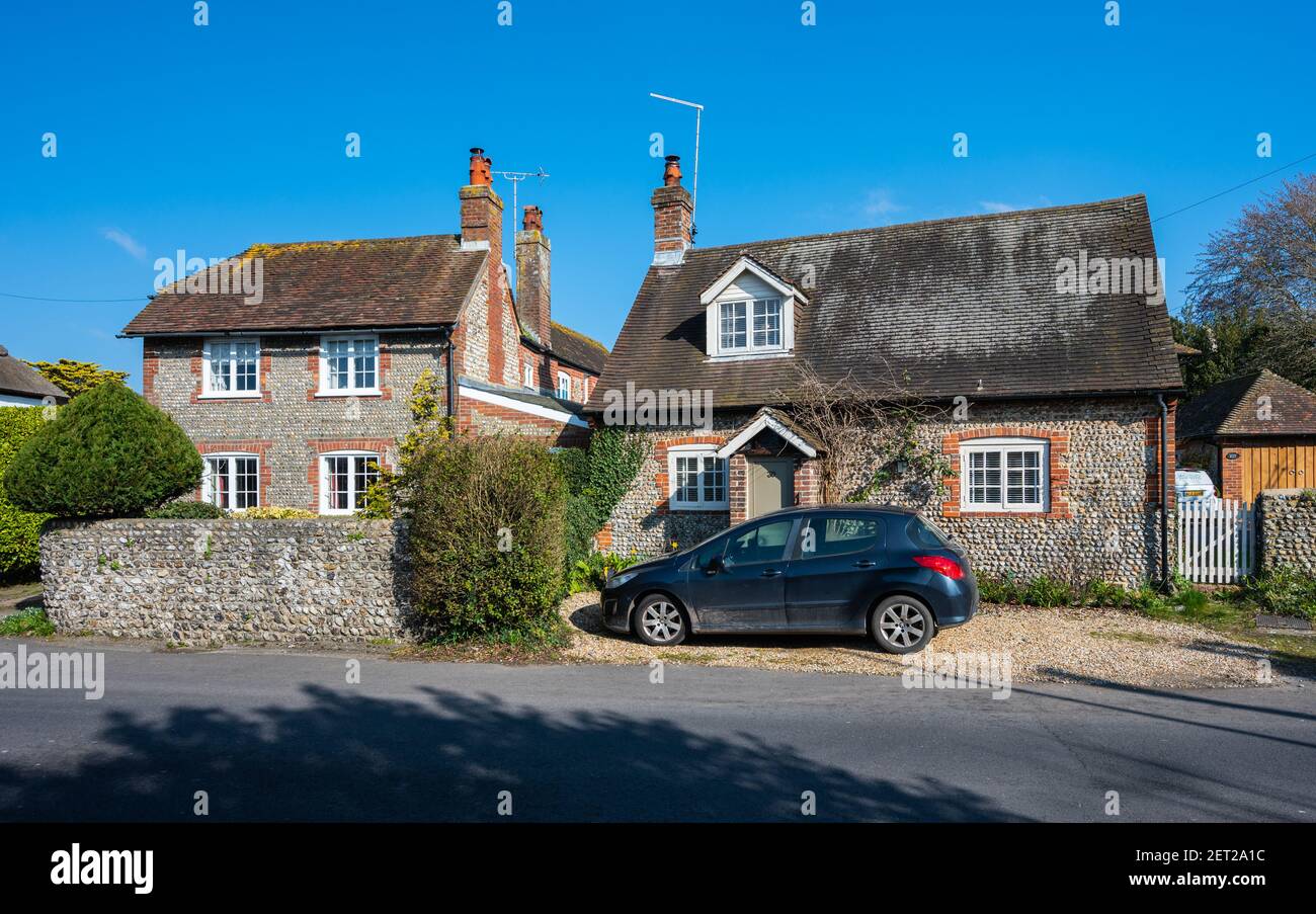 Livre Cottage et Elm Cottage sur la rue à Rustington, West Sussex, Angleterre, Royaume-Uni. Cottages britanniques du XVIIIe siècle classés Grade II avec toits carrelés. Banque D'Images