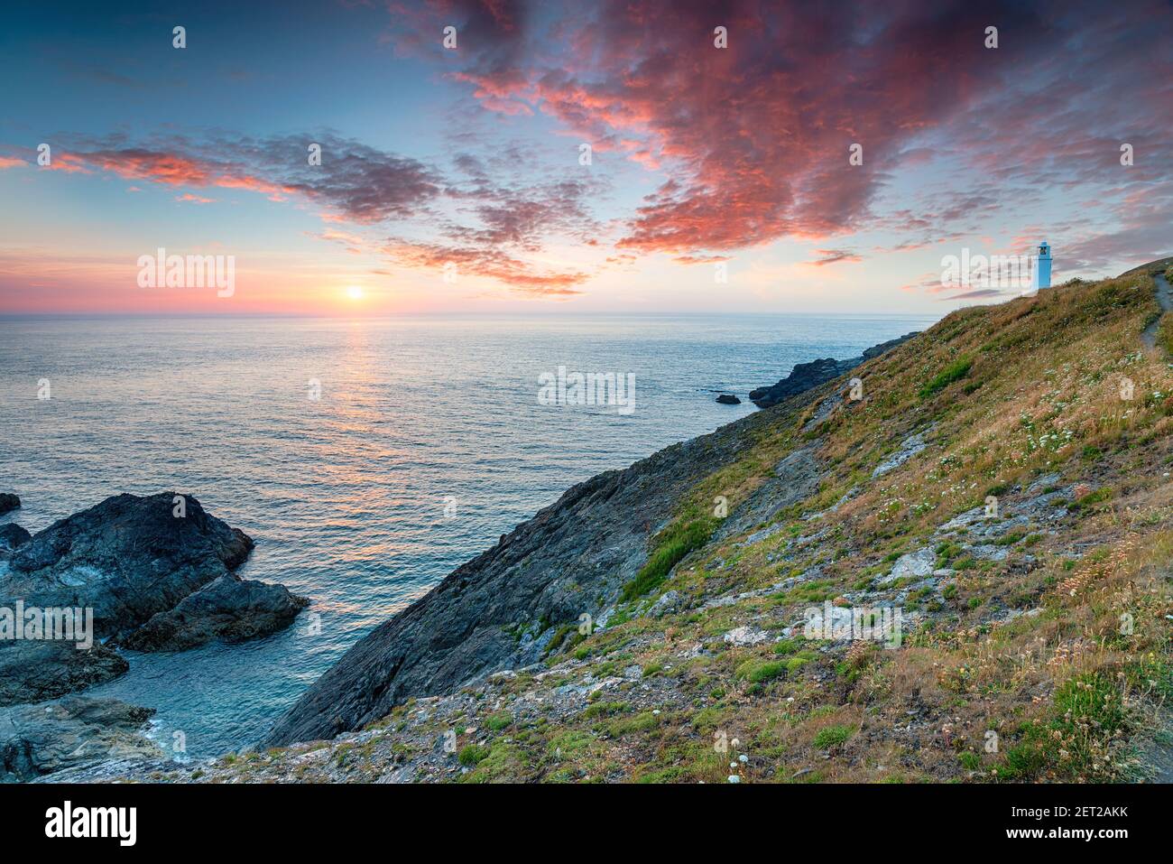 Coucher de soleil sur le phare à Trevose dirigez-vous sur le sauvage Côte de Cornwall Banque D'Images