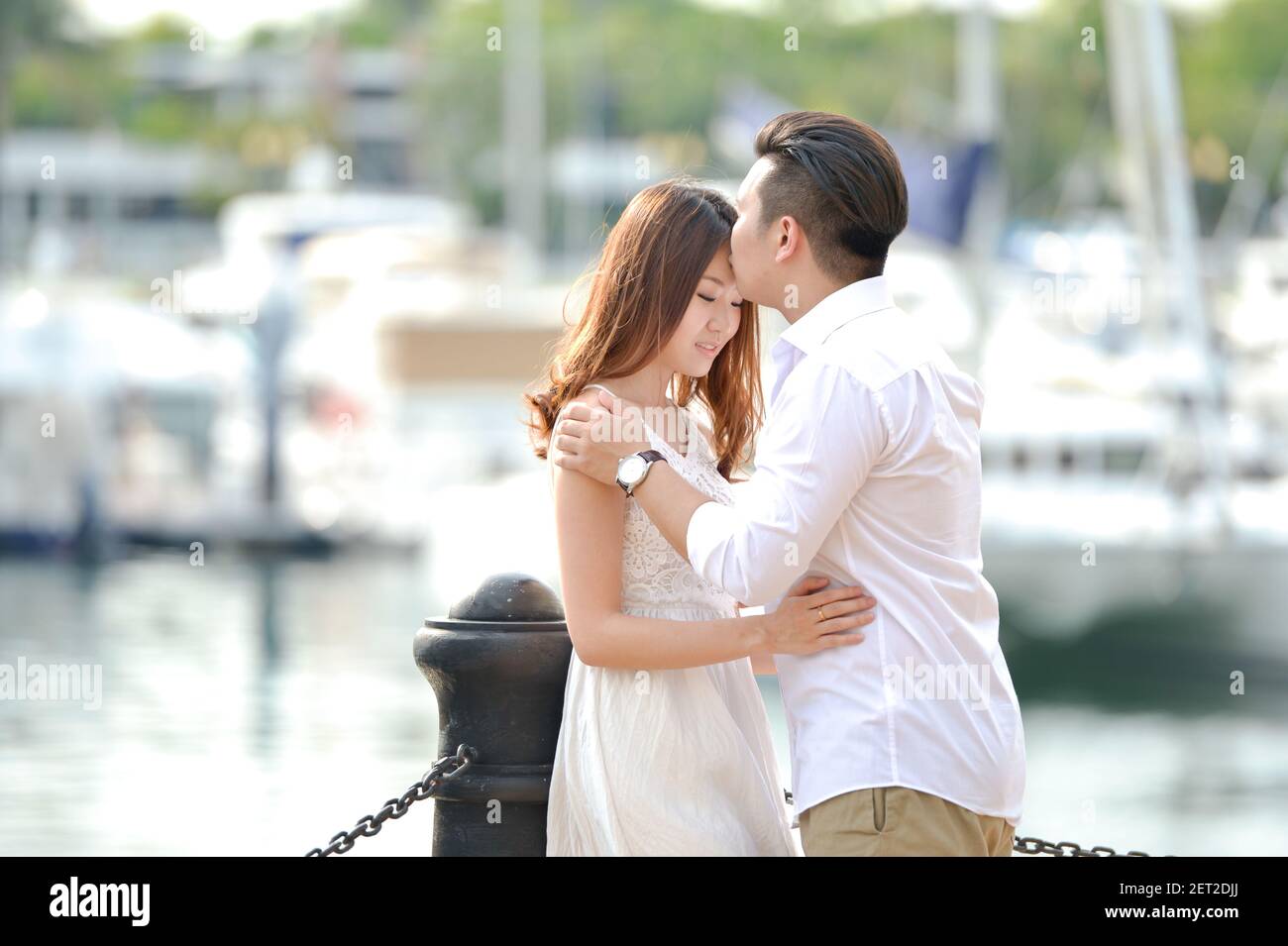 Portrait d'un couple amoureux debout près d'une marina, Singapour Banque D'Images