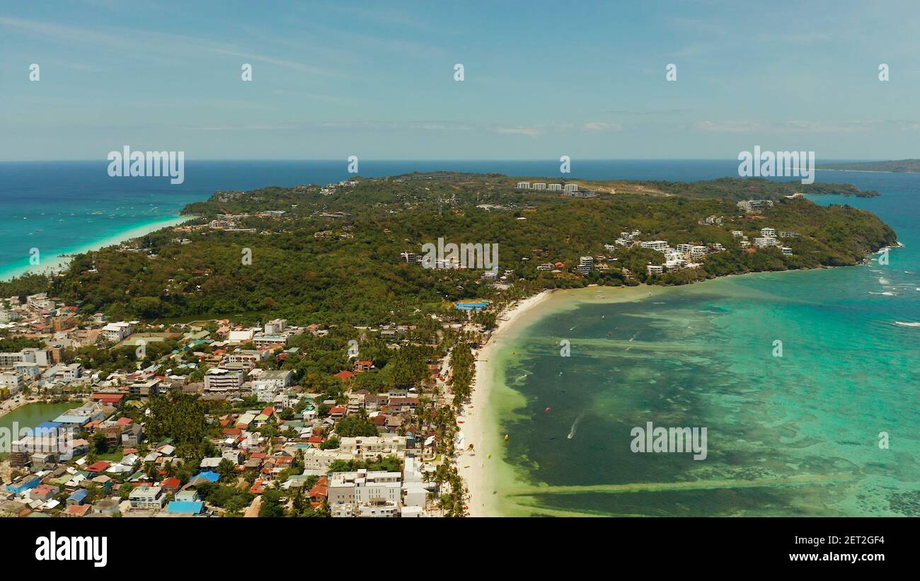 Rive de l'île tropicale de Boracay avec plages de sable et les hôtels à partir de ci-dessus. Billet d'été et vacances. Aux Philippines. Banque D'Images
