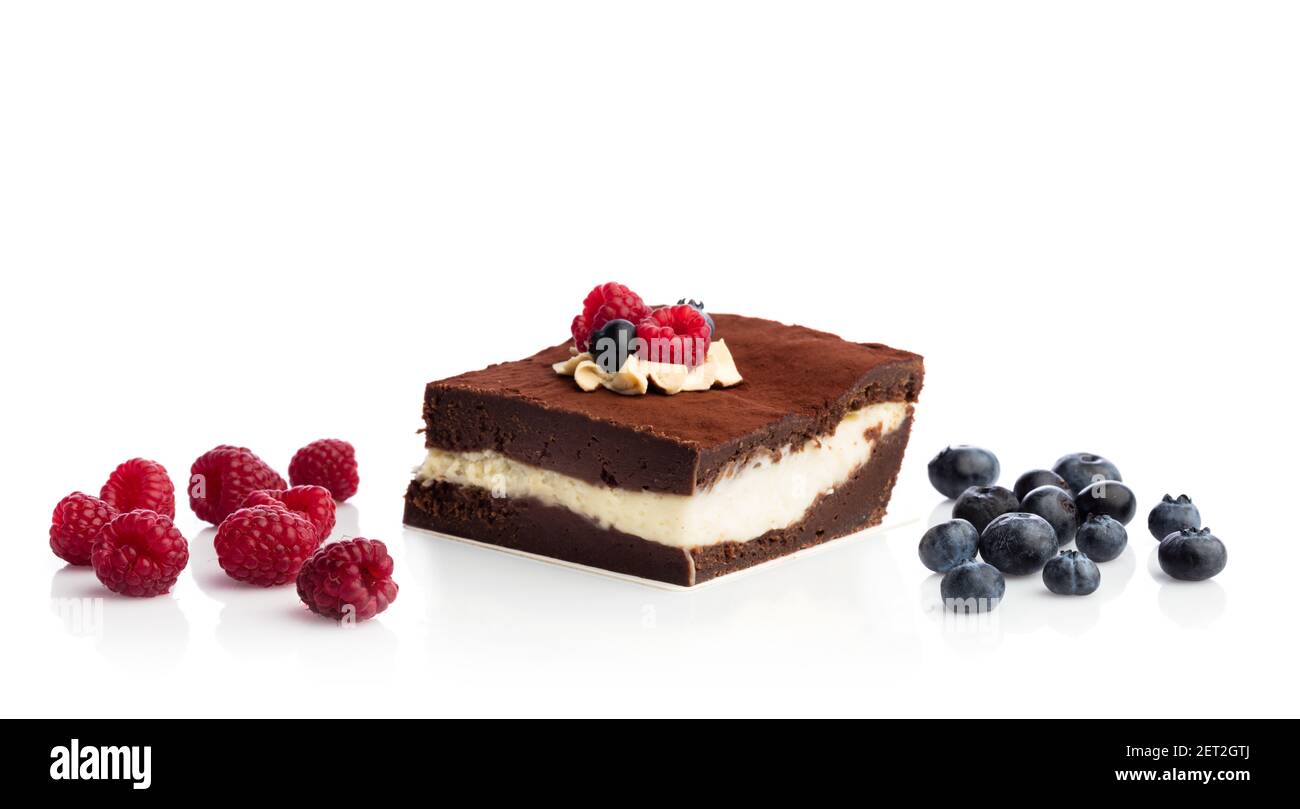 Morceau De Gateau Au Chocolat Et Fruits De Saison Isoles Sur Fond Blanc Dessert Sucre Photo Stock Alamy