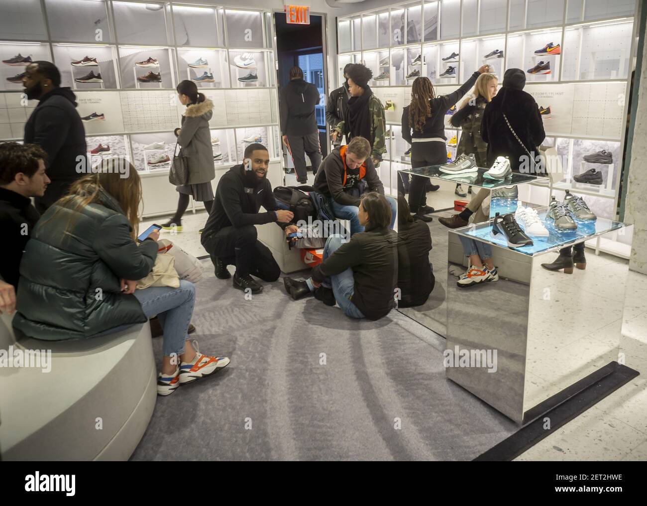 Essayez les acheteurs de sneakers Nike dans le nouveau flagship store de la  cinquième avenue à New York, le samedi 17 novembre, 2018. Le magasin de 69  000 pieds carrés, surnommée la "