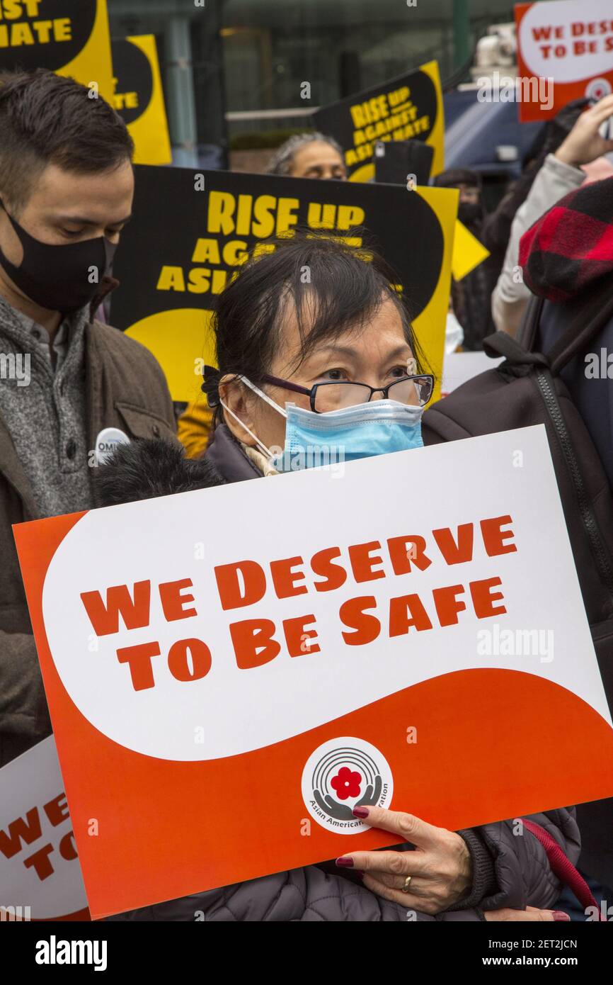 Des centaines de personnes se sont ralliées à Manhattan pour condamner les crimes de haine anti-asiatiques liés au COVID-19 qui ont surgi à New York et dans tout le pays. Beaucoup accusent le président Trump d'attiser les flammes de la haine en faisant référence à Covid-19 comme la « grippe kung » ou la grippe chinoise. Banque D'Images