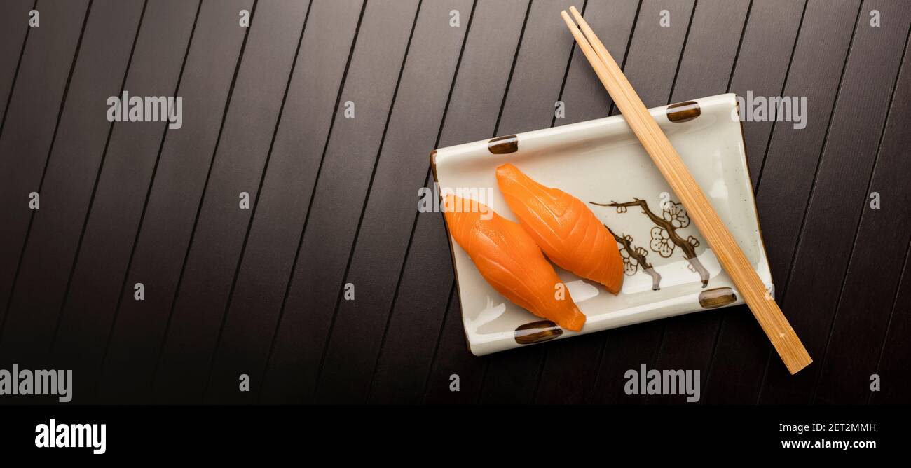 Sushi avec saumon sur une assiette avec baguettes. Vue de dessus. Banque D'Images