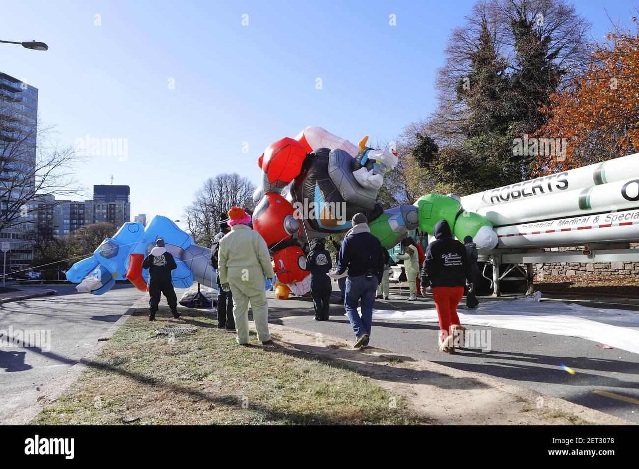 Le ballon Voltron est gonflé près de la fin de la route du défilé pendant la 99e parade de la fête de Thanksgiving de Philadelphie. Les vents violents ont causé des inquiétudes et les ballons n'ont pas pu parcourir l'ensemble de la route de 1.4 milles. (Photo par Darryl Smith/TNS/Sipa USA) Banque D'Images