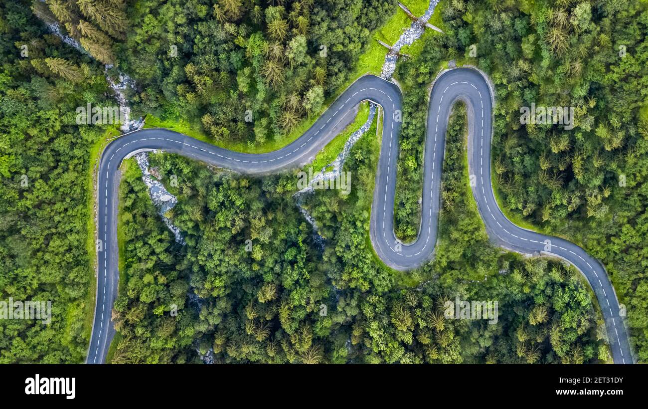 Vue sur une route en bas de la colline des Alpes françaises France Banque D'Images