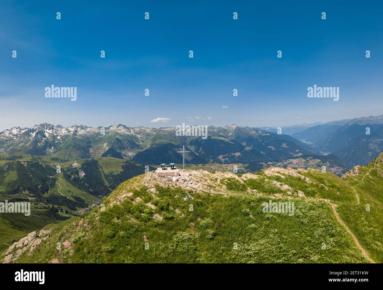 Vue panoramique de drone sur le sommet de montagne appelé Creve-Tete in Les Alpes françaises Valmorel France Banque D'Images