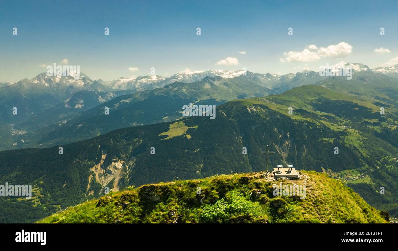 Vue panoramique de drone sur le sommet de montagne appelé Creve-Tete in Les Alpes françaises Valmorel France Banque D'Images