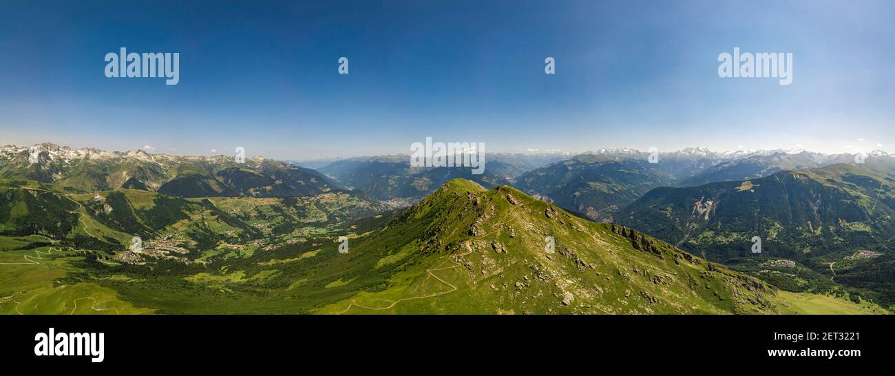 Vue panoramique sur les Alpes françaises à Valmorel France Banque D'Images