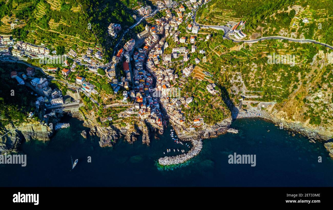 Vue sur le célèbre village de Riomaggiore dans les Cinque Terre Italie Banque D'Images