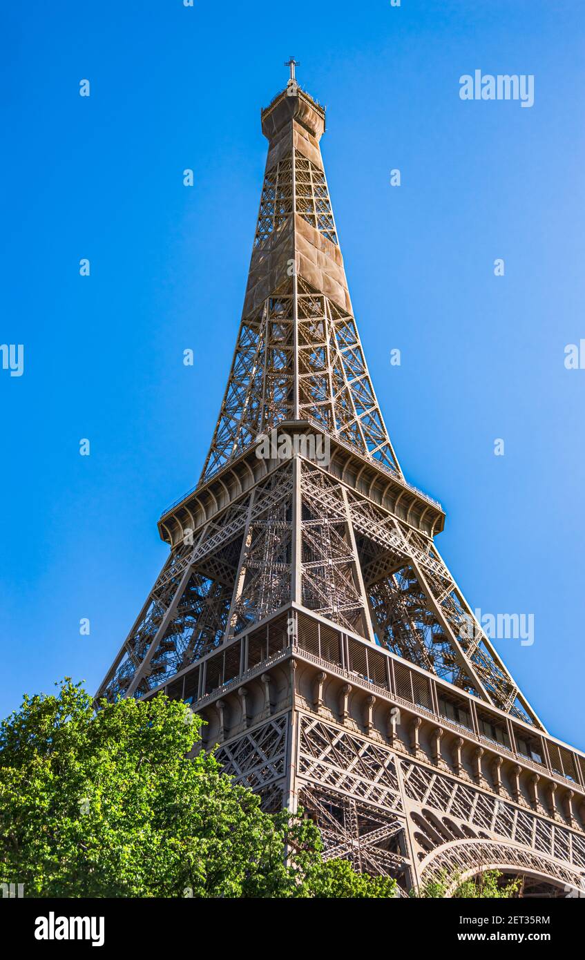 La Tour Eiffel vue de l'un de ses piliers Banque D'Images