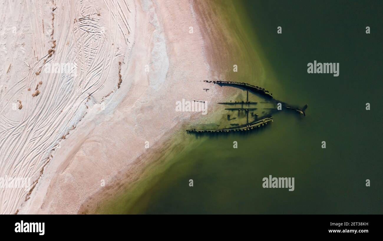 Vue de drone d'un naufrage appelé Roanoke Barges à Reeves Plage Riverhead Calverton long Island New York Banque D'Images