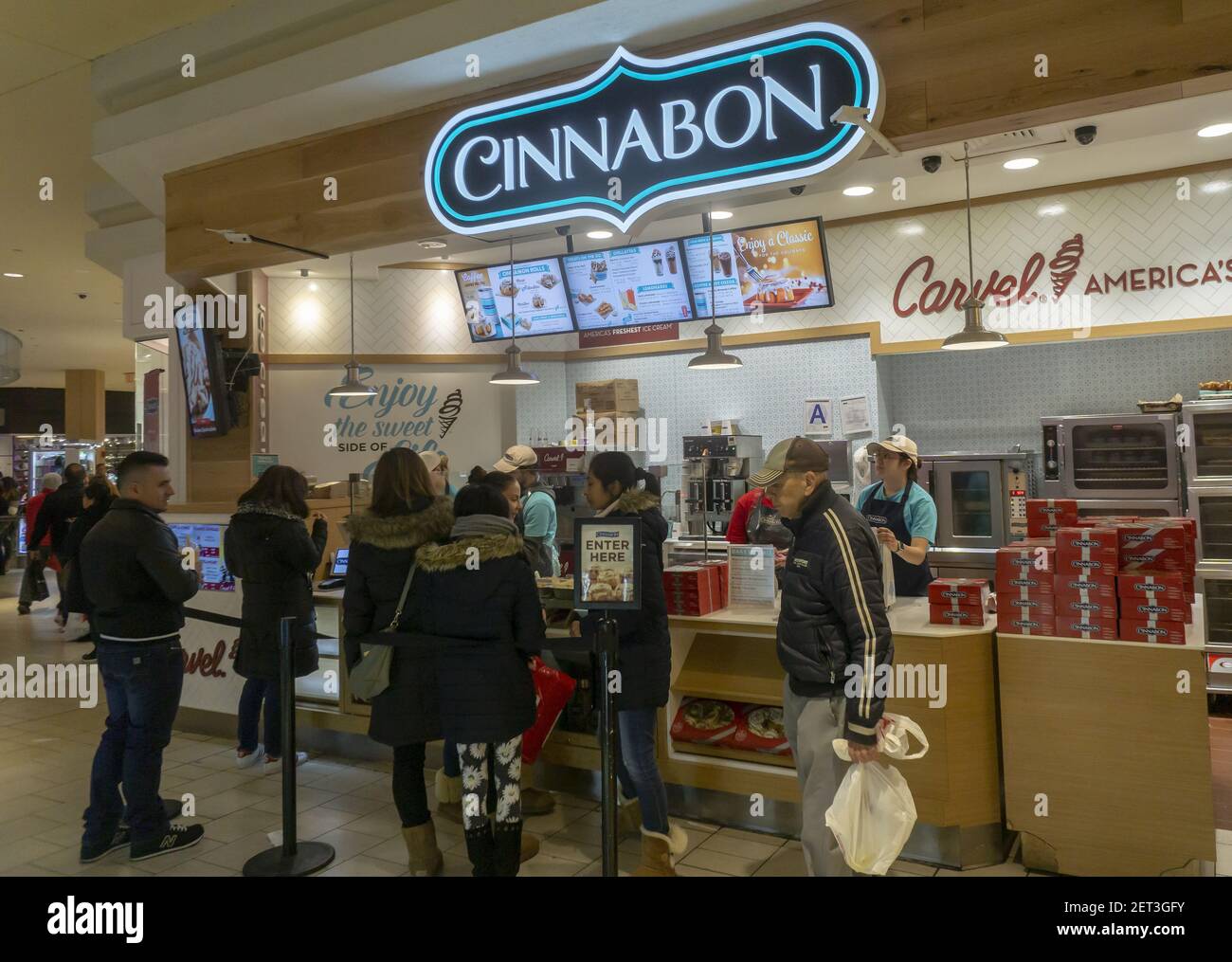 Les amateurs de shopping pourront prendre des collations à Cinnabuon au Queens Center Mall, dans le quartier de Queens, à New York, pendant le week-end du Black Friday, le samedi 24 novembre 2018. Selon la société de suivi de la vente au détail, les visites des magasins ShopperTrak le Black Friday ont enregistré une baisse de 1.7 % par rapport à l'année dernière, car le magasinage en ligne remplace le trafic piétonndien. Selon le suivi d'Adobe Analytics, les ventes en ligne ont atteint un pic de 6.22 milliards de dollars le Black Friday. (Photo de Richard B. Levine) Banque D'Images