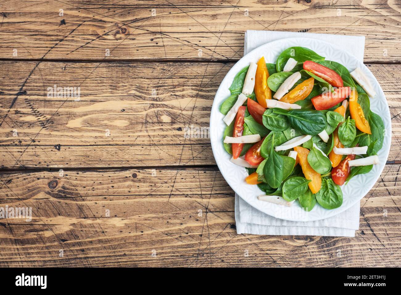 Salade de calmar bouilli, tomates fraîches, feuilles d'épinards. Délicieux plat de régime lumineux avec légumes et fruits de mer Copier espace vue du dessus Banque D'Images Salade de calmar bouilli, tomates fraîches, feuilles d'épinards. Délicieux plat de régime lumineux avec légumes et fruits de mer Copier espace vue du dessus Banque D'Images
