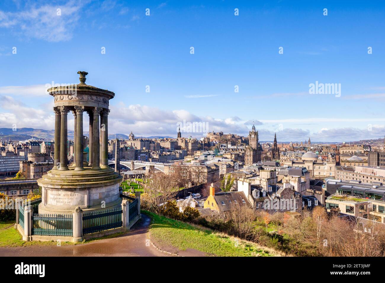 Vue sur le centre d'Edimbourg depuis Calton Hill, avec le mémorial Dugald Stewart en premier plan. Banque D'Images