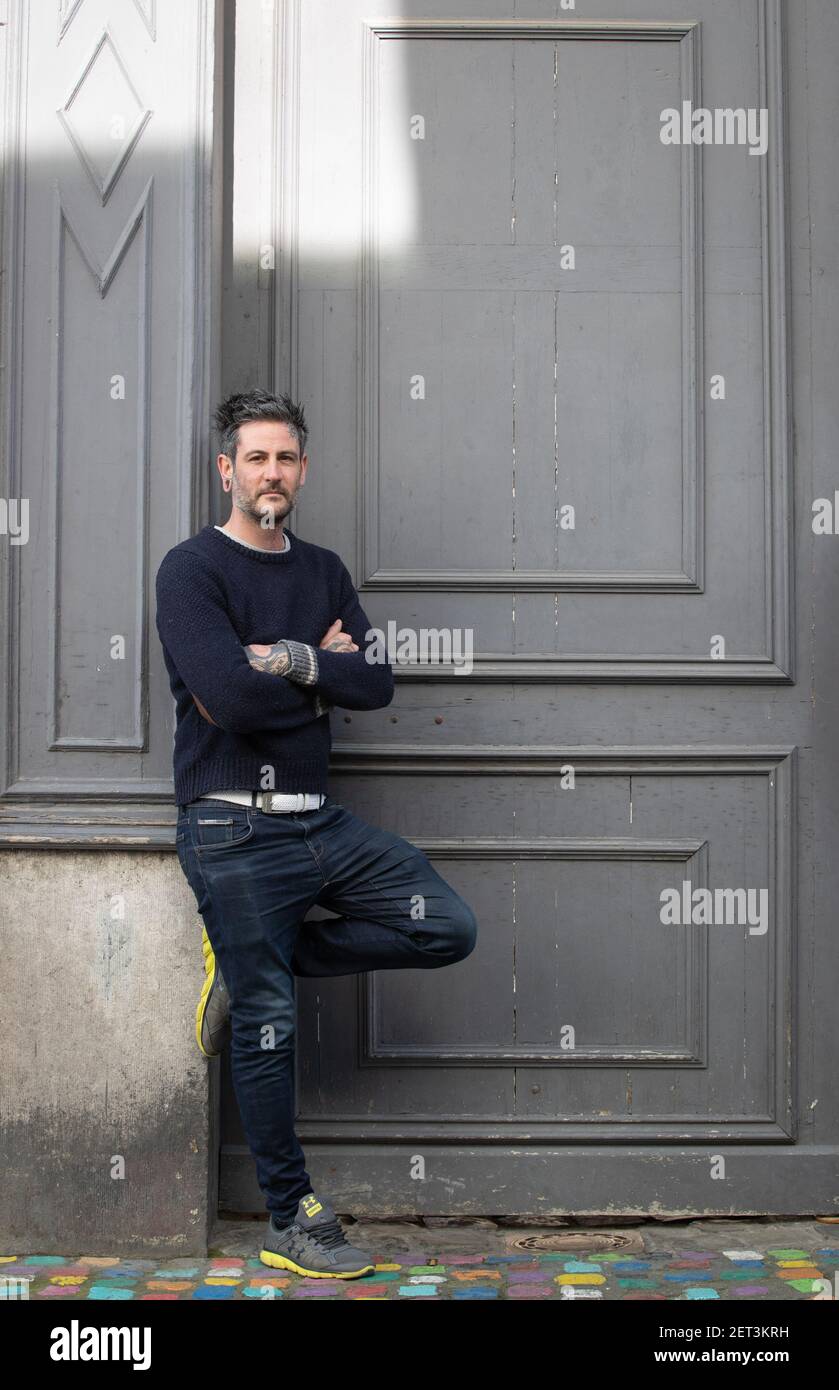 Sébastien Chiavetta pose pour photographe à côté du magasin de tatouage 'Noir Charbon' de l'ancien champion du monde de tatouage Sébastien Chiavetta (Seb Inkme), à Mons Banque D'Images