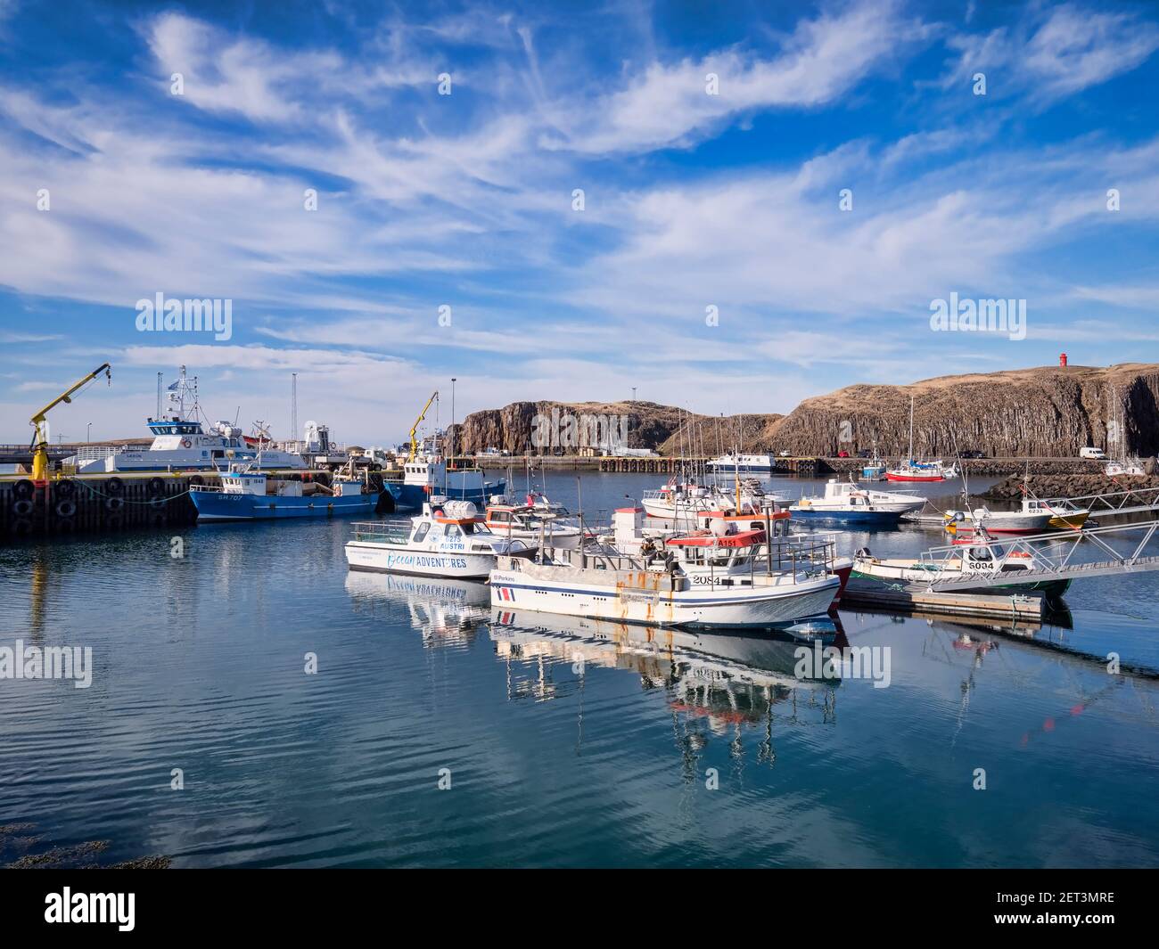 16 avril 2018 : Stykkisholmur, Islande - bateaux amarrés dans le port de Stykkisholmur, sur la péninsule de Snæfellsnes, à l'ouest de l'Islande. Banque D'Images