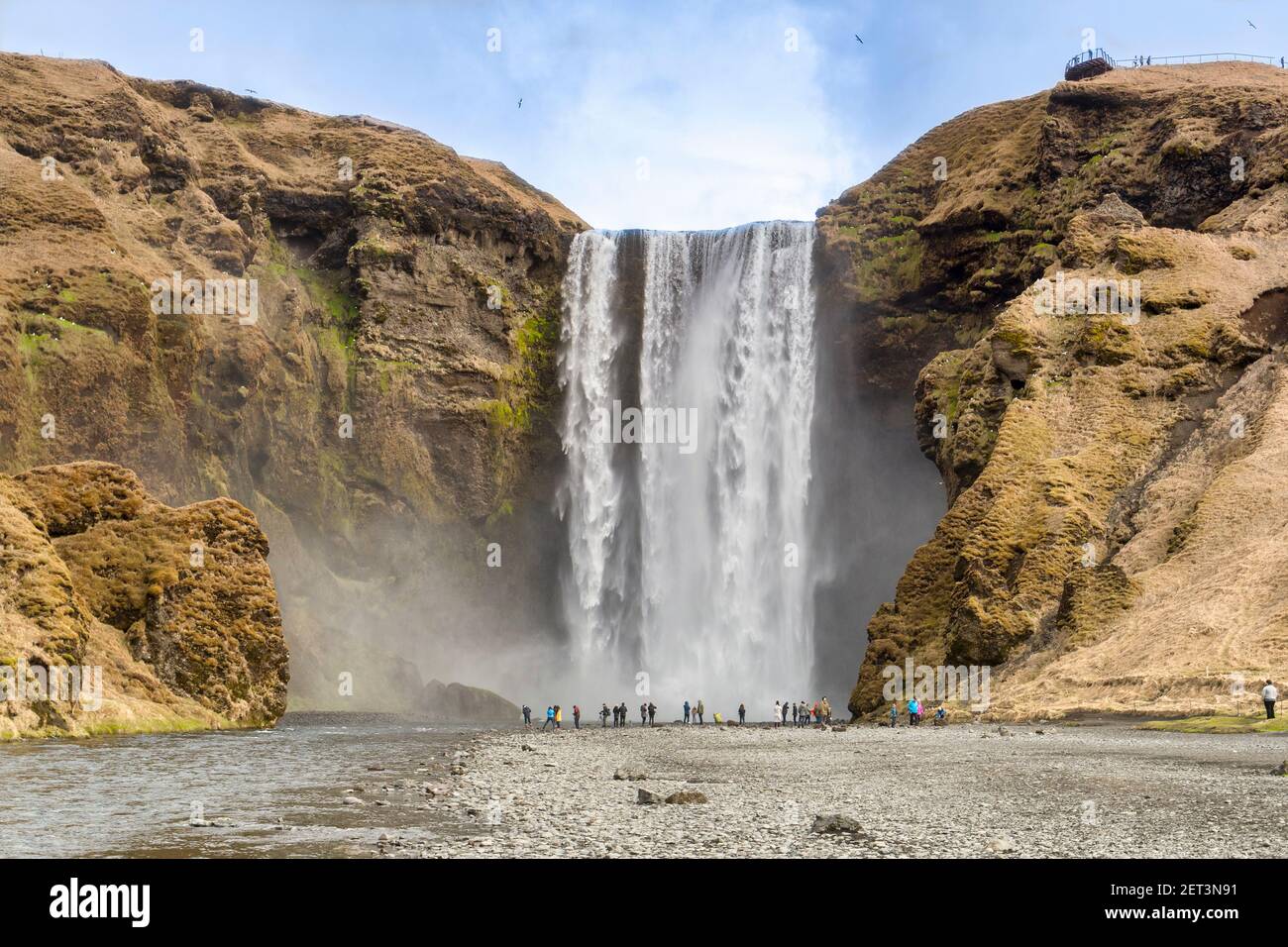 22 avril 2018 : Skogafoss, Islande du Sud. - visiteurs au pied de la cascade de Skogafoss, Islande du Sud. Banque D'Images