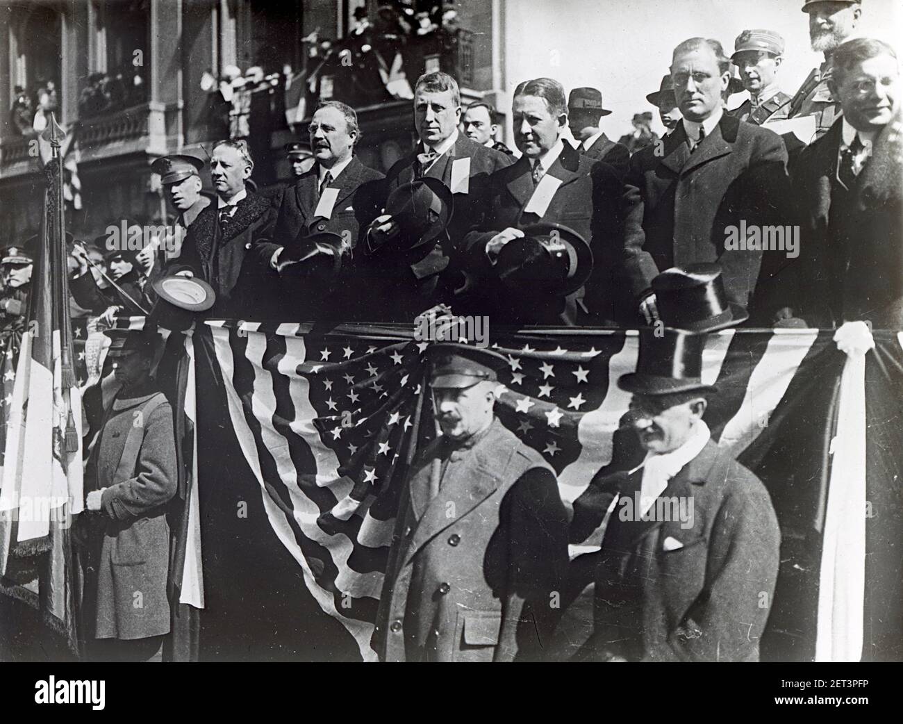 La photographie antique de 1914 montre le secrétaire adjoint de la Marine Franklin Delano Roosevelt (deuxième rangée, deuxième à partir de la droite) le 30 juin 1914 lors d'un événement patriotique. SOURCE : LAME DE VERRE Banque D'Images